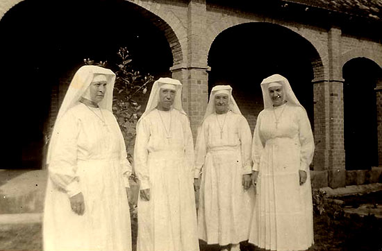 v.l.n.r. de zusters Cypriana, Marie-Grgoire, Clementine en Willibrorda in Mampoko (na 1951)