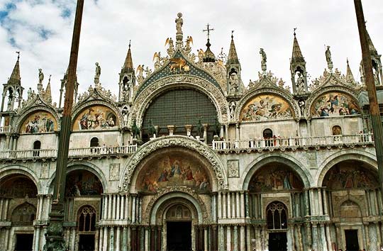 De voorgevel van de San Marcobasiliek in Veneti