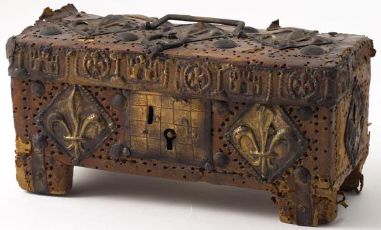 houten koffer met relieken van de HH. Joris, Gereon en Hironymus. Halfweg 13de eeuw. Tongeren, O.L.V.-Geboorte-basiliek.
