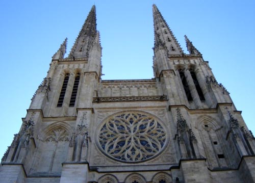 de voorgevel van de kathedraal Saint-Andr