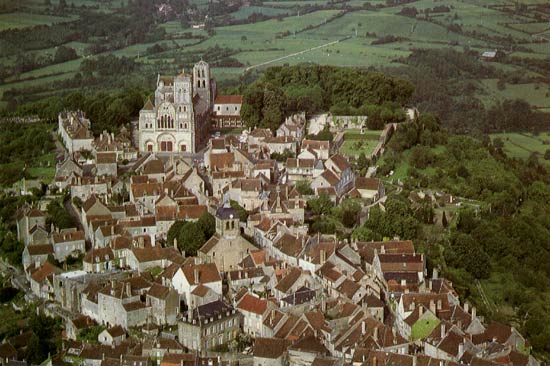 de romaanse St. Magdalenakerk op de sainte colline in het Franse Vzelay (Bourgondi), vertrekplaats van een der 4 grote Jakobsroutes in Frankrijk