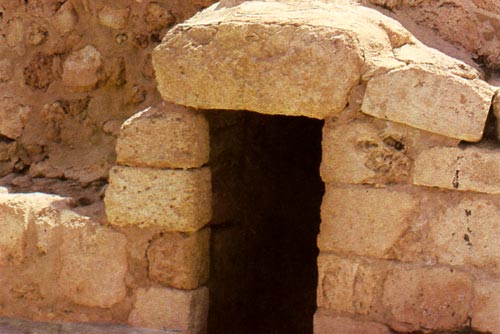 De ingang van het graf in Bethani van Lazarus, die door Jezus uit de doden werd opgewekt.