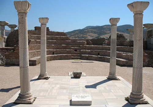 Het graf van de heilige apostel Johannes in de runes van de St.-Johannesbasiliek in Efeze.