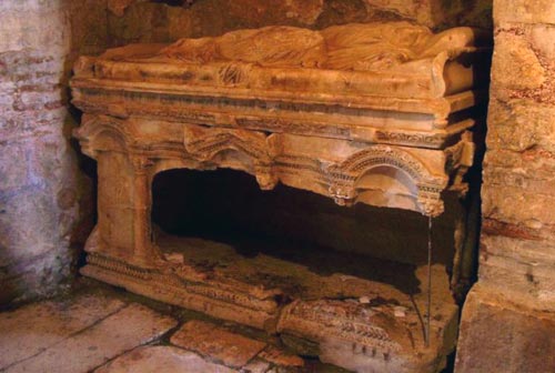 Het lege graf van de heilige bisschop St.-Nicolaas in de runes van de naar hem genoemde basiliek in Myra.