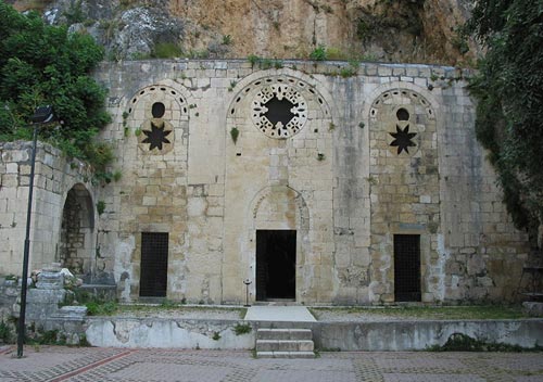 Voorgevel van de Grot van Petrus, een kerk in de rotsen uitgehouwen, in Antiochi 