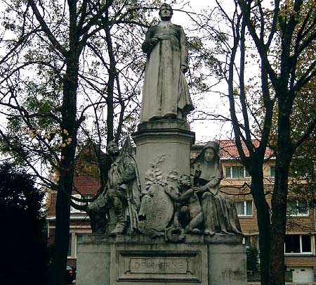standbeeld van Mgr Dsir De Haerne in Kortrijk