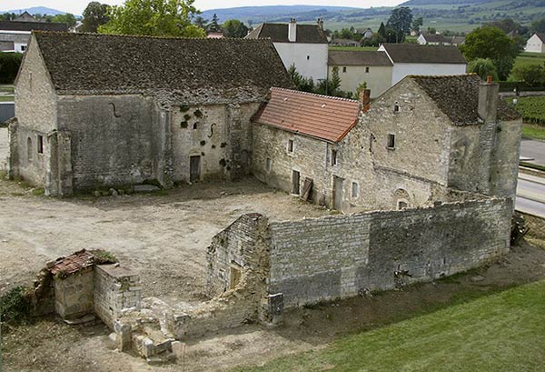 Een vrij goed bewaard gebleven middeleeuws gasthuis, einde 12de eeuw. Meursault nabij Beaune (Bourgondi, Fr.)