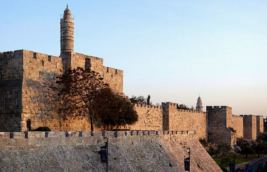 De stadsmuren, waarvoor sultan Sleyman I o.m. de stenen van het St.-Janshospitaal gebruikte.