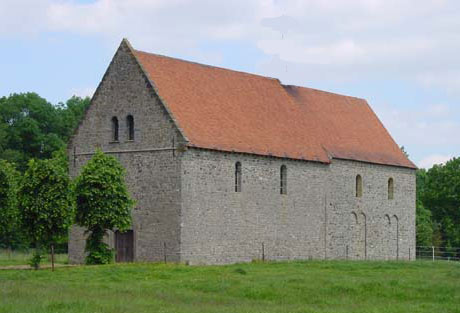 voorbeeld van een romaanse stenen kapel in Chivres