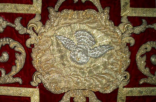 H. Geest-medaillon op rode kazuifel (1698) in Lo
