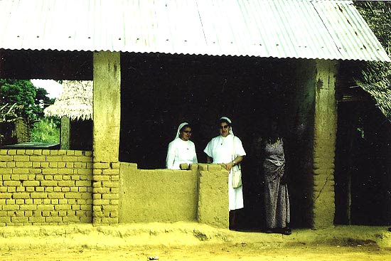 de zusters Rolande en Marie-Josphine op consultatie in Kodoro