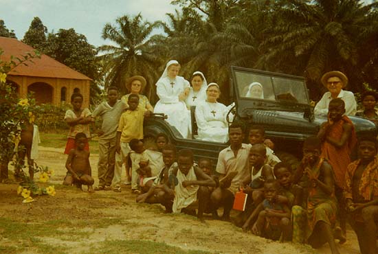 samen in de jeep van de plaatselijke ex-koloniaal, na de zondagmis in Kodoro. V.l.n.r. de zusters Irne, Marie-Josephine, Fabiana en Eudoxie.