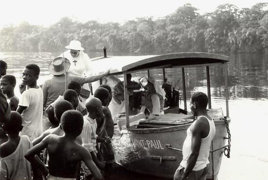 Zr Marie-Josphine stapt aan land in Kodoro, op 3 januari 1967