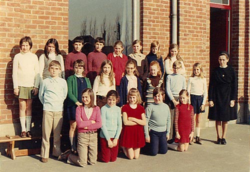 Zr Denise (rechts) tijdens haar laatste schooljaar 1971-72