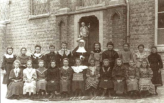 Moeder Michel omringd door de leerlingen van de 'Cours franais' (1906)