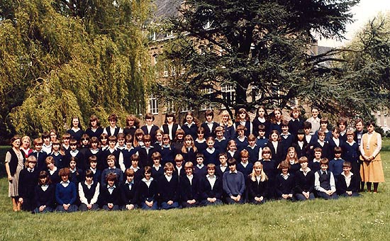 de leerlingen van de Moderne Humaniora (A.S.O.) in 1982 met, helemaal bovenaan rechts, de directrice Zr Lutgart (Nolla Delbeke)