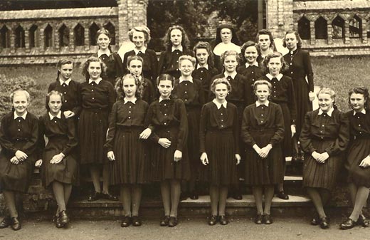 klasfoto van meisjes uit de kostschool (1948)