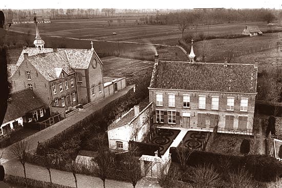 Rechts vooraan de pastorie, links het klooster met de aanpalende meisjesschool. Foto genomen vanaf de kerk in 1911 door Ren Matton (Bron: Ivan Top)