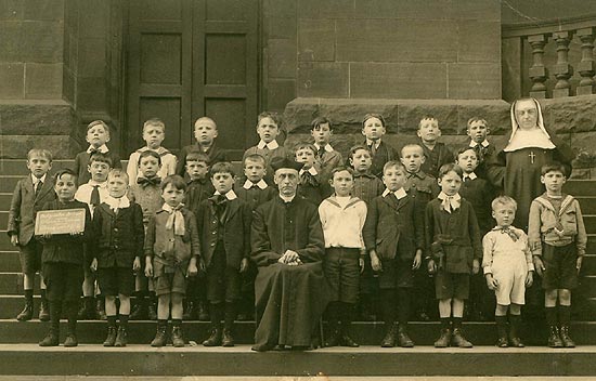 de klas van Zr M.-Agnes in de wijk Garnethill van Glasgow. In het midden vooraan, de geestelijke directeur pater Vansevenant (1916)