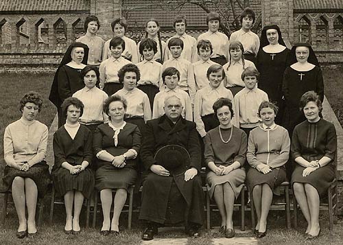 de leerlingen en leraren van het 3de jaar van de Sociaal-Technische School (schooljaar 1961-62)