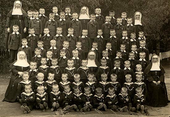 6 zusters van Westouter in de schoolkolonie 'La Volire' van Varengeville-sur-Mer