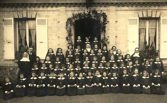 de 4 zusters en leerlingen van Wulpen in de schoolkolonie van Le Vsinet