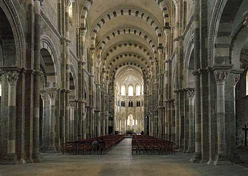 interieur van de romaanse H.-Magdalenabasiliek in Vzelay