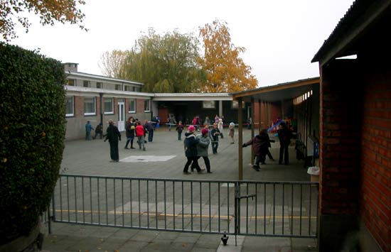 de speelplaats van de huidige school