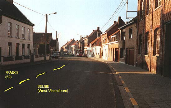 de Belgisch-Franse grenslijn midden in de hoofdstraat