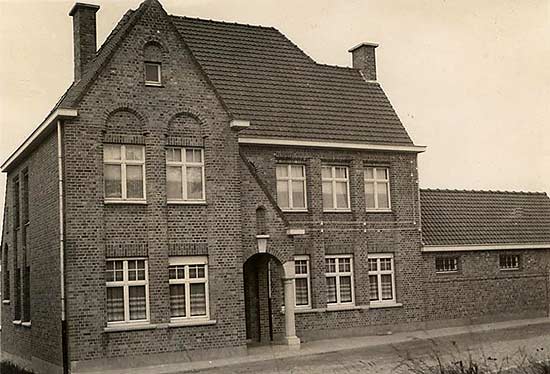 het kloostergebouw op de dag van de inhuldiging (29 juni 1939)