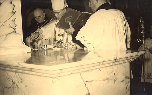 Mgr Lamiroy metselt met een zilveren truweel de relieken in het geconsacreerde altaar van de kloosterkapel