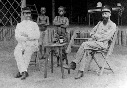 koloniale ambtenaren verpozen op een terrasje met een Belgisch biertje