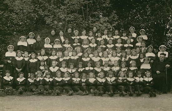 groepsfoto van de schoolkolonie in Campeaux-Barentin (Normandi)