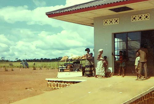 het luchthavengebouw van Basankusu
