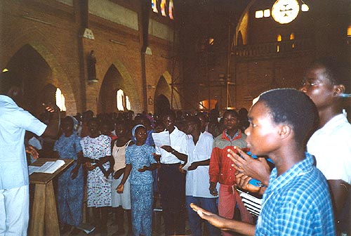 liturgieviering in de kathedraal van Basankusu