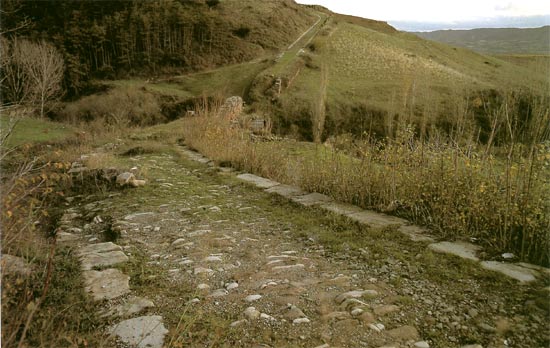 Stuk Romeinse heerweg in Cirauqui (Spanje) op weg naar Santiago.