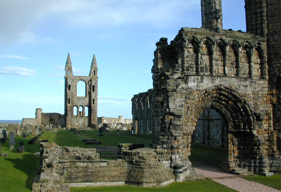 De ruïnes en grondvesten van de romaanse kathedraal van St.-Andrews.
