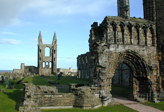 De runes en grondvesten van de romaanse kathedraal van St.-Andrews.