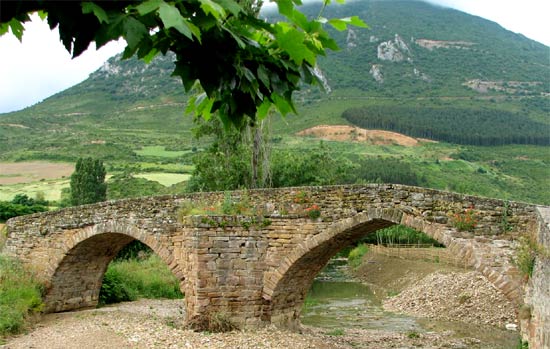 Middeleeuwse brug bij Monreal, in het Spaanse Navarra