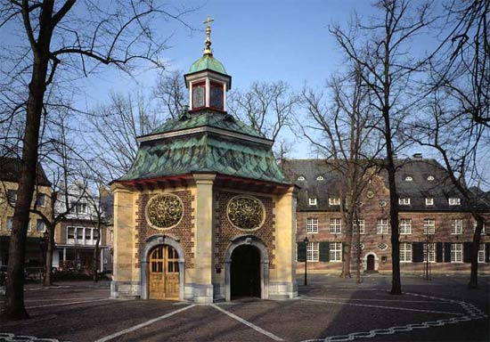 De kapel van O.L.Vrouw van Kevelaer, vanaf halfweg de 17de eeuw een erg populair Mariaoord, vlakbij de grens met Nederland.