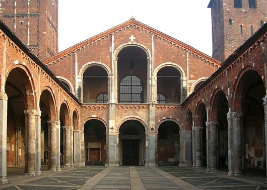De voorgevel van de romaanse Sant'Ambrogiobasiliek in Milaan