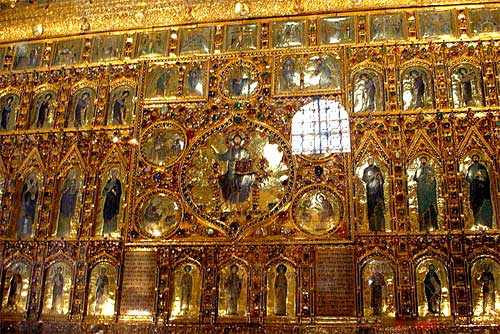 De Pala d'Oro, het beroemde gouden altaarstuk (976), buitgemaakt in Byzantium tijdens de 4de kruistocht.