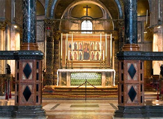 De sarcofaag van St. Marcus onder het hoofdaltaar van de basiliek