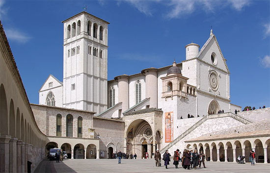 De beneden- en bovenkerk van de basiliek in Assisi