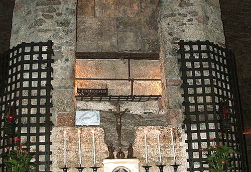 Het graf van St. Fanciscus in de crypte onder de basiliek van Assisi