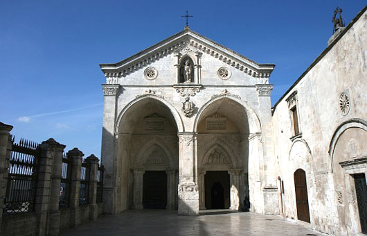 De voorgevel van de 19de-eeuwse San Michele-kerk in Monte Gargano.