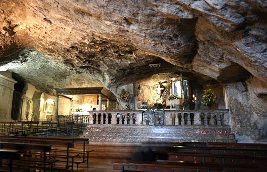 De ondergrondse crypte waarin de aartsengel Michael driemaal verscheen in 492