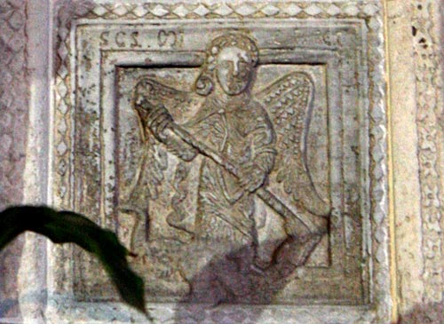De H. Michael doorboort de draak met zijn lans. Bisschopstroon (1040) in de kerk.