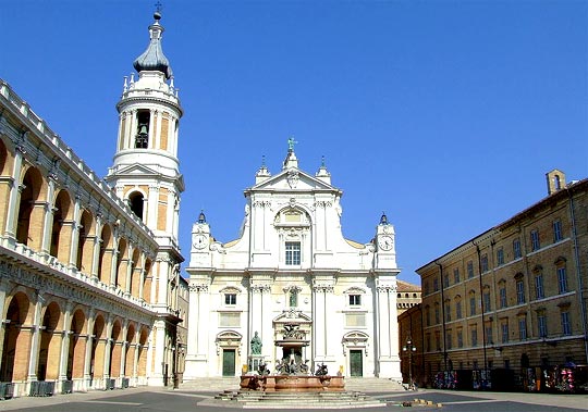 De voorgevel van de basiliek van het H. Huis in Loreto