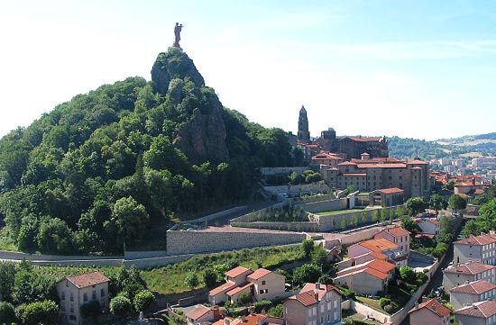 Panorama van Le Puy-en-Velay. Midden: het bronzen beeld van Notre-Dame de France (1860), op de Corneille-rots; rechts: de kathedraal Notre-Dame.